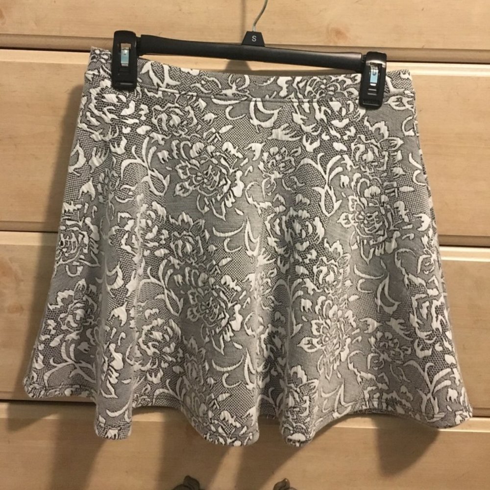 Forever 21 Gray and White Floral Skirt